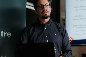 &Kappa;&epsilon;&nu;&tau;&rho;&iota;&kappa;ή &alpha;&pi;&omicron;&theta;ή&kappa;&epsilon;&upsilon;&sigma;&eta;: &sigma;&eta;&mu;&alpha;&nu;&tau;&iota;&kappa;ό &beta;ή&mu;&alpha;, ό&chi;&iota; &omicron; &mu;&omicron;&nu;&alpha;&delta;&iota;&kappa;ό&sigmaf; &delta;&rho;ό&mu;&omicron;&sigmaf;. &Tau;&omicron;&upsilon; &Sigma;&omega;&tau;ή&rho;&eta; &Kappa;&upsilon;&pi;&rho;&iota;&alpha;&nu;&omicron;ύ