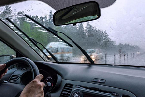 Οδηγοί προσοχή! Χάος στον αυτοκινητόδρομο λόγω ισχυρής βροχόπτωσης