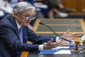 Ο επικεφαλής της Fed δεν προτίθεται να μειώσει τα επιτόκια, παρά τη σφοδρή κριτική Τραμπ
