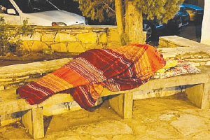 Άστεγη γυναίκα βρέθηκε νεκρή σε παγκάκι κρατώντας κουπόνι για τρόφιμα
