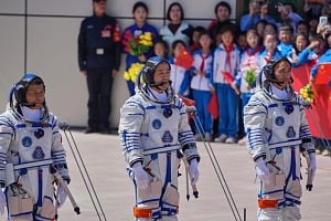 Επέστρεψαν τρεις Κινέζοι αστροναύτες λόγω ζημιάς από διαστημικά συντρόμμια στον Shenzjou