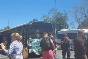 Σύγκρουση λεωφορείων στην Αθήνα – Στους 32 οι τραυματίες