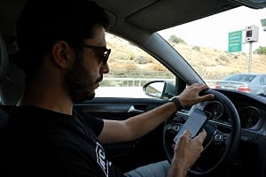 Έτσι θα λειτουργούν οι κάμερες με ΑΙ για οδηγούς που είναι «κολλημένοι» στα κινητά – «Αδιανόητο να βλέπουν TikTok», λέει ο Βαφεάδης