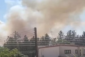 Πυρκαγιά κοντά σε κατοικίες στην επαρχία Λάρνακας. Στη μάχη και πτητικά μέσα (video)