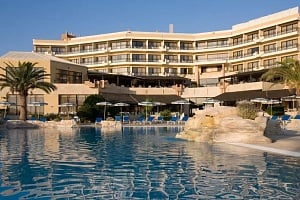 Το πεντάστερο Venus Beach Hotel προσλαμβάνει