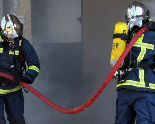 Πυρκαγιά σε οχήματα τα ξημερώματα, εκκενώθηκαν οικίες στη Λάρνακα