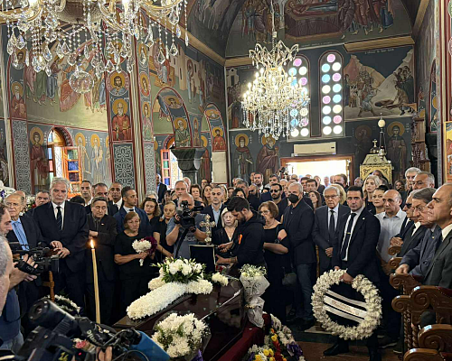 Ασφυκτικά γεμάτη η εκκλησία για την κηδεία της Καίτης Κληρίδου Αναστασιάδης, ΠτΔ και Στεφάνου για στο «ύστατο χαίρε» (ΕΙΚΟΝΕΣ)