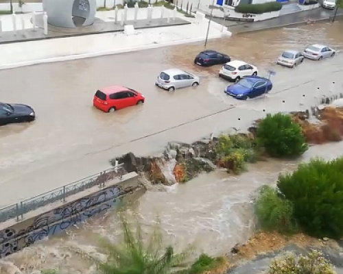 ΒΙΝΤΕΟ: Παγιδεύτηκαν οδηγοί σε δρόμους ποτάμια, πνίγηκαν υποστατικά στις λάσπες