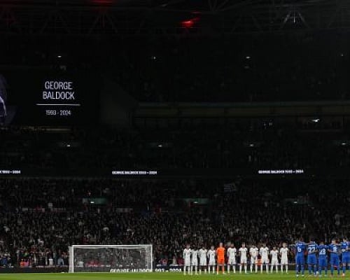 Ρίγη συγκίνησης στο Wembley: Τίμησαν τη μνήμη του Μπάλντοκ Έλληνες και Άγγλοι