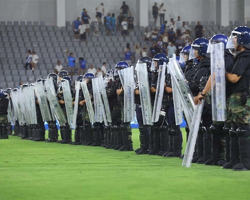 Στο νοσοκομείο ο ένας συλληφθέντας για τα επεισόδια, ισχυρίζεται πως τον χτύπησαν αστυνομικοί