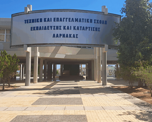 ΕΙΚΟΝΕΣ ΝΤΡΟΠΗΣ: Υπό το φόβο πτώσης σοβάδων οι μαθητές στη Τεχνική Σχολή Λάρνακας