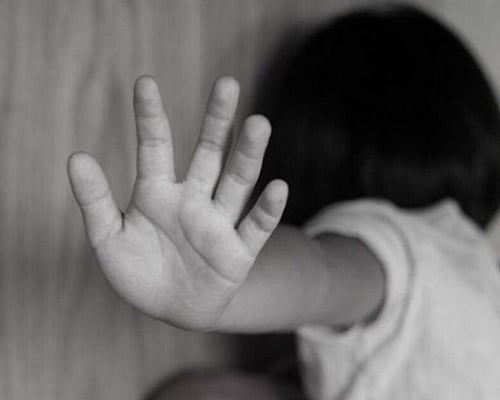 Μητέρα κατήγγειλε σεξουαλική κακοποίηση του παιδιού της Συνελήφθη η οικιακή βοηθός