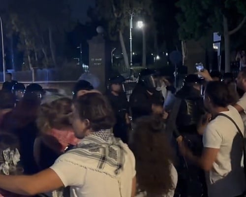 ΒΙΝΤΕΟ: Ένταση μεταξύ αστυνομικών και διαδηλωτών σε διαμαρτυρία στη Λευκωσία