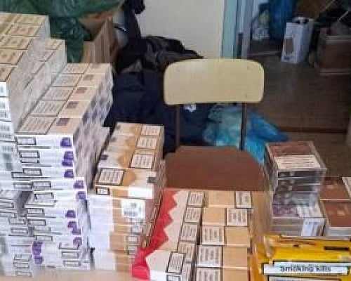 Χειροπέδες σε 76χρονη Ε/κ γνωστή στις αρχές για λαθραία τσιγάρα στα Λατσιά, συνελήφθη 57χρονος Τ/κ στη Δερύνεια Χειροπέδες σε 76χρονη Ε/κ γνωστή στις αρχές για λαθραία τσιγάρα στα Λατσιά, συνελήφθη 57χρονος Τ/κ στη Δερύνεια