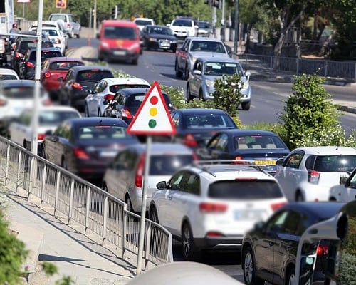 Χάνουν σχεδόν 100 ώρες κολλημένοι στην κίνηση οι Κύπριοι - Τι δείχνει έρευνα