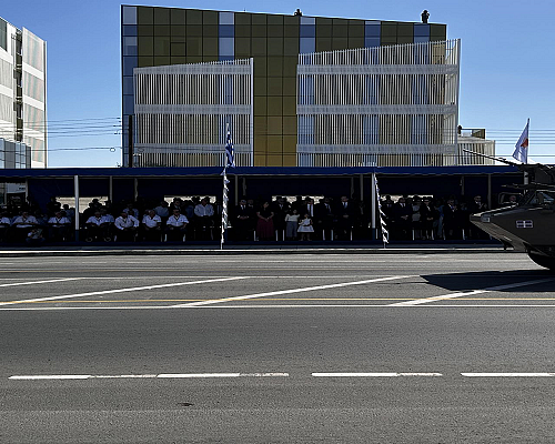 Προσπάθησαν να ανοίξουν πανό στην παρέλαση – Τους απομάκρυνε η Αστυνομία