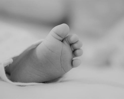 Τραγωδία με νεκρό βρέφος στην Πάρο: Μαρτυρίες ότι το άφησαν στο αμάξι να κοιμηθεί όσο ήταν στη θάλασσα