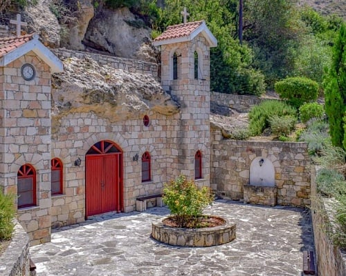 Ένα εξωκλήσι στο Πισσούρι «χωμένο» σ’ ένα βράχο