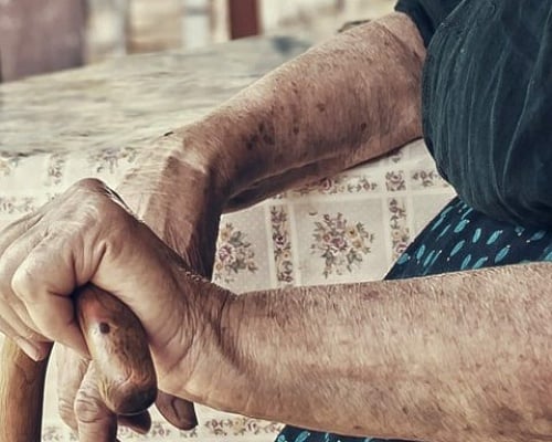 Ζητούν από την 88χρονη γιαγιά Μαρία να πληρώνει ενοίκιο για σπίτι που αγόρασε αλλιώς θα της κάνουν έξωση