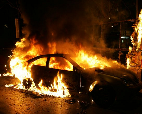 Τυλίχθηκε στις φλόγες όχημα 56χρονου τα ξημερώματα Αποκλείστηκε η σκηνή