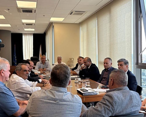 AΤΑ: Συνεχιζονται οι διαβουλεύσεις για εξεύρεση χρυσής τομής Εργοδότες και συντεχνίες μεταβαίνουν στο Υπ. Εργασίας