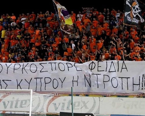 Ψάχνει αυτούς που ανάρτησαν το πανό κατά Φειδία η Αστυνομία