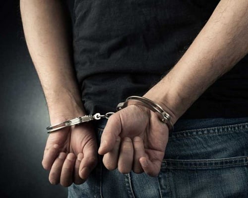 Χειροπέδες σε τρία πρόσωπα για υπόθεση ληστείας σε περίπτερο