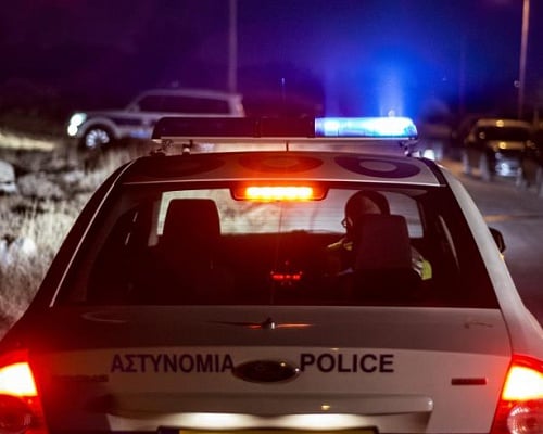 «Έκοβε» βόλτες στον Πρόδρομο με φωτοβολίδα, κροτίδες, ρόπαλο και σουγιά