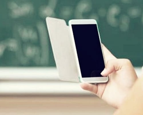 Το κεφάλαιο κινητά τηλέφωνα στα σχολεία, η πρόθεση για απαγόρευση και ο χρόνος που πιέζει
