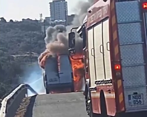 ΒΙΝΤΕΟ: Η συγκλονιστική στιγμή που minibus με Eθνοφρουρούς τυλίγεται στις φλόγες