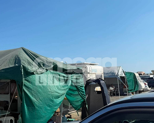Μπάχαλο με παραλία / Δεν το κουνάνε από εκεί οι πολίτες με τα τροχόσπιτα «Θα το δούμε στα Δικαστηρια, αρνούμαστε να φύγουμε» (ΒΙΝΤΕΟ)