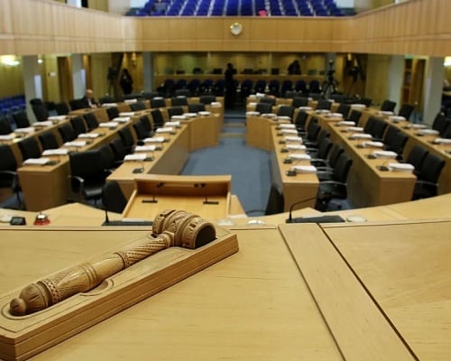 Βουλή: ΔΗΣΥ, ΔΗΚΟ και ΕΛΑΜ «κλείδωσαν» τις Προεδρίες των Επιτροπών – Οι κερδισμένοι, οι συμβιβασμοί και τα πολιτικά μηνύματα