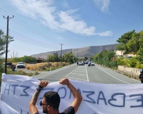 Έκλεισαν τον δρόμο διαμαρτυρόμενοι για την ακύρωση εκλογής Σάββα στην Άλασσα