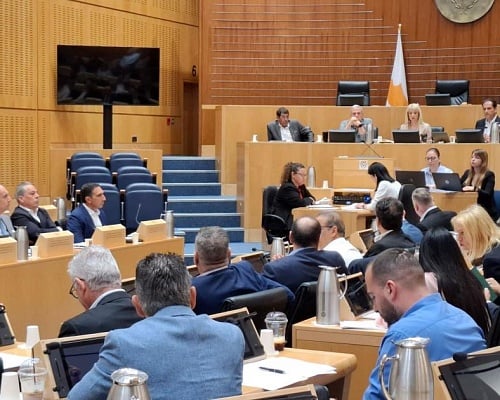 Με μονόλεπτη σιγή και υπό προεδρία ΠτΒ άρχισε η συνεδρία Επιτροπών Βουλής για διαχείριση πυρκαγιάς