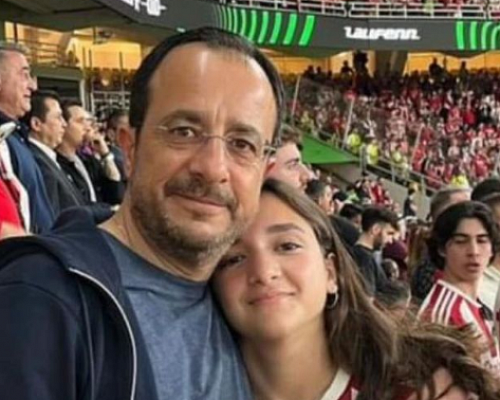 Με την κόρη του στην Αθήνα ο Χριστοδουλίδης - Πήγαν στο γήπεδο για τον τελικό του Conference League - Φωτογραφία