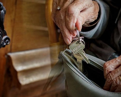 Ξεσπά η κόρη της 87χρονης που κινδυνεύει με έξωση-«Δεν μπορεί να το πληρώσαμε και να θέλουν να μας βγάλουν έξω»