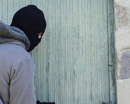 Τόμος για 85χρονο: Τον λήστεψε και τον ξυλοφόρτωσε μέσα στο ίδιο του το σπίτι