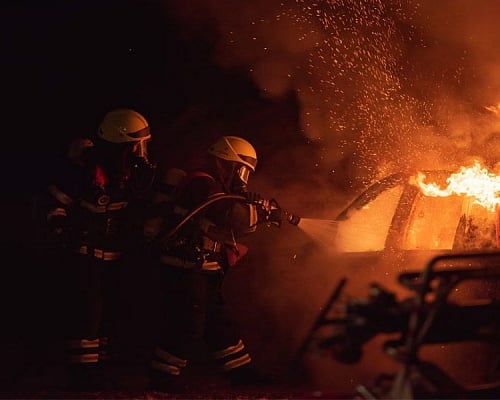 Λάρνακα: Στις φλόγες 4 οχήματα που ήταν στα διυλιστήρια