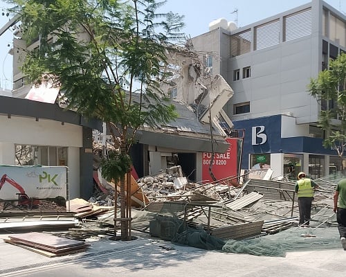 Η ιστορία του κτιρίου που κατέρρευσε στη Μακαρίου: Από Ταμιευτήριο Δασκάλων, σε πολυκατοικία 17 ορόφων