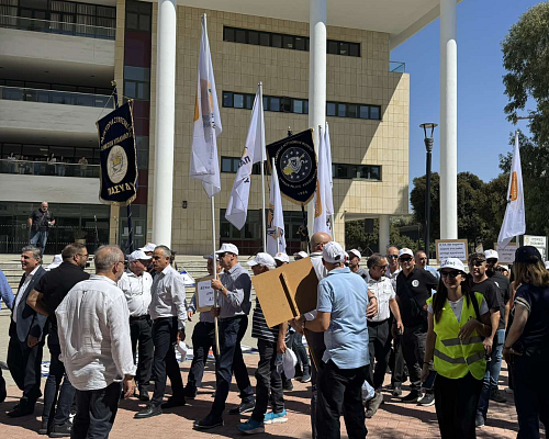 Πλήθος κόσμου έξω από το Υπουργείο Οικονομικών Σε εξέλιξη η 3ωρη παναπεργία για την ΑΤΑ (ΕΙΚΟΝΕΣ)
