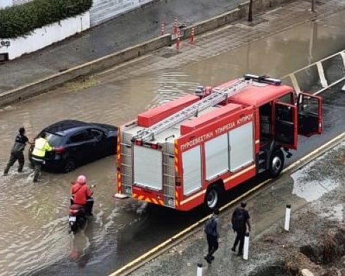 Η μισή ώρα βροχής που μετέτρεψε τους δρόμους της Λευκωσίας σε ποτάμια (ΒΙΝΤΕΟ)