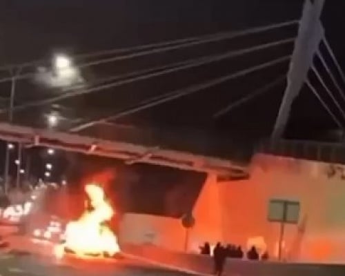 ΒΙΝΤΕΟ: Εικόνες χάους λόγω «ACAB», έβαλαν φωτιά σε κυκλικό κόμβο