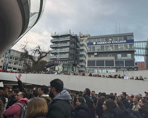 Συγκλονιστικές εικόνες: Πλήθος κόσμου στην Πλατεία Ελευθερίας για τα Τέμπη παρά τη βροχή (ΒΙΝΤΕΟ)