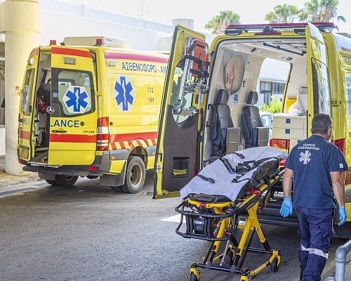 Έκοψε πάσσαλο της ΑΗΚ και μετά ανατράπηκε το φορτηγό στην Κοφίνου, απεγκλώβισε η ΕΜΑΚ τον οδηγό