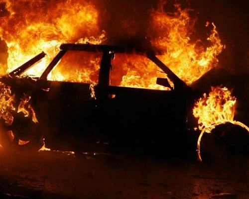 Εμπρησμό βλέπουν οι αρχές για την πυρκαγιά που εκδηλώθηκε σε οκτώ αυτοκινήτα στο Τσέρι