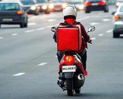 Έστησαν «καρτέρι» σε ντελιβερά και τον απείλησαν και με μαχαίρι Του επιτέθηκαν και τον έκλεψαν