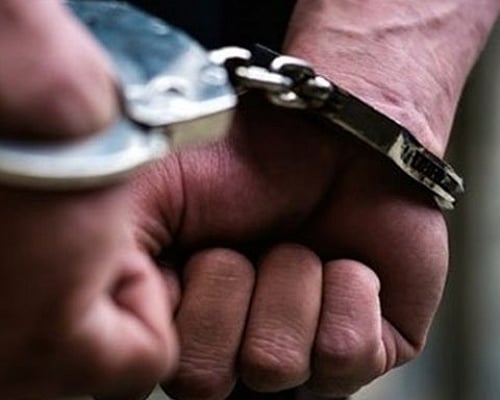 Χειροπέδες σε 43χρονο που επιχείρησε να διαρρήξει την κύρια είσοδο πολυκατοικίας