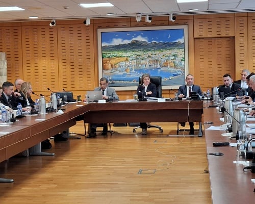 «Είστε πολιτικά ανεπαρκής»: Χαμός στη Βουλή με Χαρτσιώτη και ΑΚΕΛ, σηκώθηκε και έφυγε πριν λήξει η συνεδρία