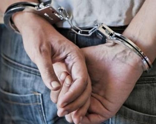 Εξαπατούσε ηλικιωμένους ότι θα τους βοηθήσει για αναδιάρθωση δανείων τους και απέσπασε 29,000 ευρώ-Συνελήφθη 40χρονη