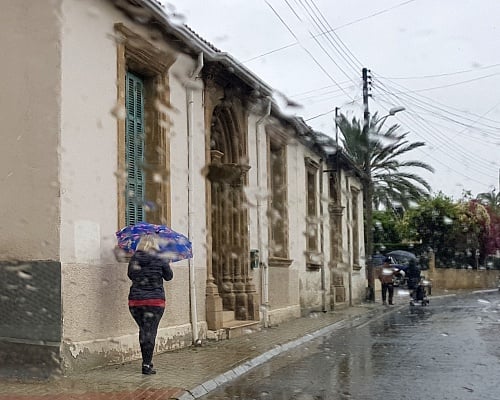 Πρώτα σκόνη και ζέστη, μετά βροχές και πτώση θερμοκρασίας